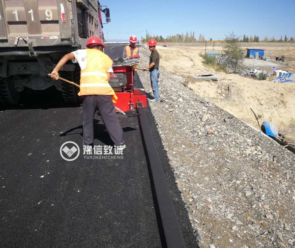 瀝青砂攔水帶滑膜機(jī)施工現(xiàn)場(chǎng)