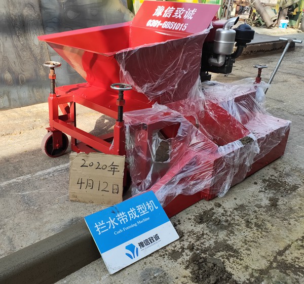 甘肅白銀瀝青砂攔水帶滑模機試機現(xiàn)場